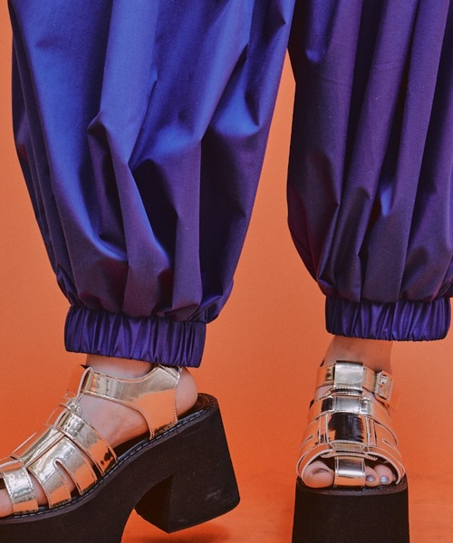 manana suerte（マニャーナスエルテ）の「ボリュームサーカスパンツ（その他パンツ・レディース・ブルー/ブラック/オリーブ・FREE）」の6枚目の写真