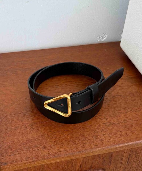 CAPRICIEUX LE'MAGE(カプリシューレマージュ)の「トライアングルバックルベルト(ベルト・レディース・ブラック/ブラウン・FREE)」の4枚目の写真