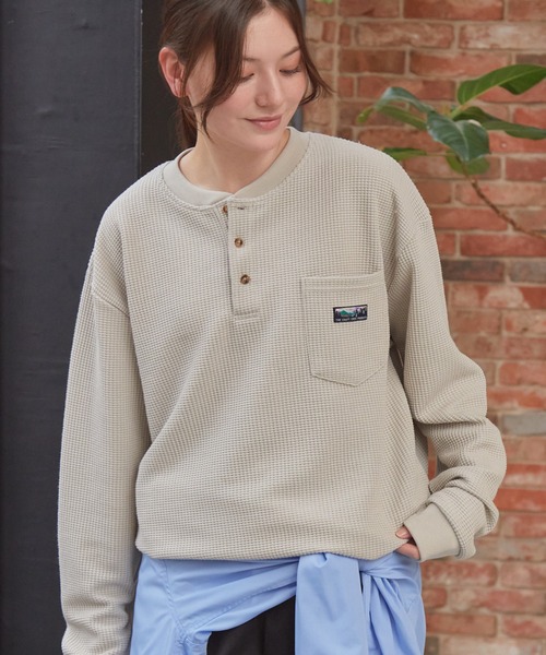 THE CRAFT CREW PRODUCTS(ザクラフトクループロダクツ)の「マルチファンクショナル ロゴ刺繍 ビッグシルエットヘンリーネック ワッフル長袖Tシャツ/抗菌防臭・イージーケア【THE CRAFT CREW PRODUCTS】(Tシャツ/カットソー・メンズ・アッシュグレー/オフホワイト/ブラック/ダークネイビー/グレイッシュベージュ・L/M/S)」の4枚目の写真