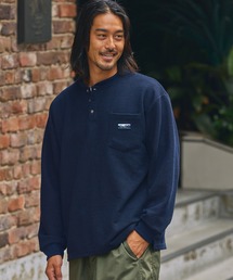 THE CRAFT CREW PRODUCTS(ザクラフトクループロダクツ)のマルチファンクショナル ロゴ刺繍 ビッグシルエットヘンリーネック ワッフル長袖Tシャツ/抗菌防臭・イージーケア【THE CRAFT CREW PRODUCTS】(Tシャツ/カットソー)