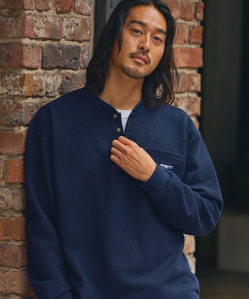 THE CRAFT CREW PRODUCTS(ザクラフトクループロダクツ)の「マルチファンクショナル ロゴ刺繍 ビッグシルエットヘンリーネック ワッフル長袖Tシャツ/抗菌防臭・イージーケア【THE CRAFT CREW PRODUCTS】(Tシャツ/カットソー・メンズ・アッシュグレー/オフホワイト/ブラック/ダークネイビー/グレイッシュベージュ・L/M/S)」の9枚目の写真