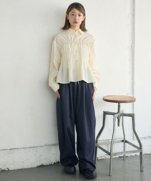 RETRO GIRL（レトロガール）の「シャーリングペプラムSH（シャツ/ブラウス・レディース・ブルー系その他/ホワイト/ダークブラウン・FREE）」の4枚目の写真