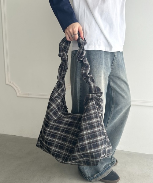 wears(ウェアーズ)の「【A4収納可】ギャザーショルダーチェック柄バッグ(ショルダーバッグ・レディース・ブラック/グリーン/ブルー・FREE)」の9枚目の写真