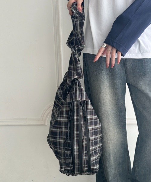 wears(ウェアーズ)の「【A4収納可】ギャザーショルダーチェック柄バッグ(ショルダーバッグ・レディース・ブラック/グリーン/ブルー・FREE)」の10枚目の写真