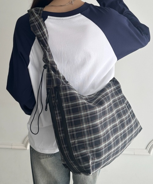 wears(ウェアーズ)の「【A4収納可】ギャザーショルダーチェック柄バッグ(ショルダーバッグ・レディース・ブラック/グリーン/ブルー・FREE)」の13枚目の写真