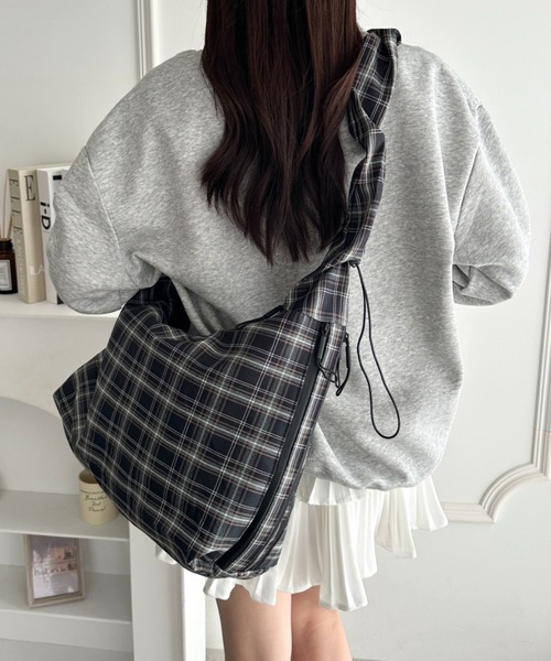 wears(ウェアーズ)の「【A4収納可】ギャザーショルダーチェック柄バッグ(ショルダーバッグ・レディース・ブラック/グリーン/ブルー・FREE)」の17枚目の写真