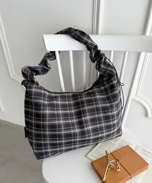 wears(ウェアーズ)の「【A4収納可】ギャザーショルダーチェック柄バッグ(ショルダーバッグ・レディース・ブラック/グリーン/ブルー・FREE)」の4枚目の写真