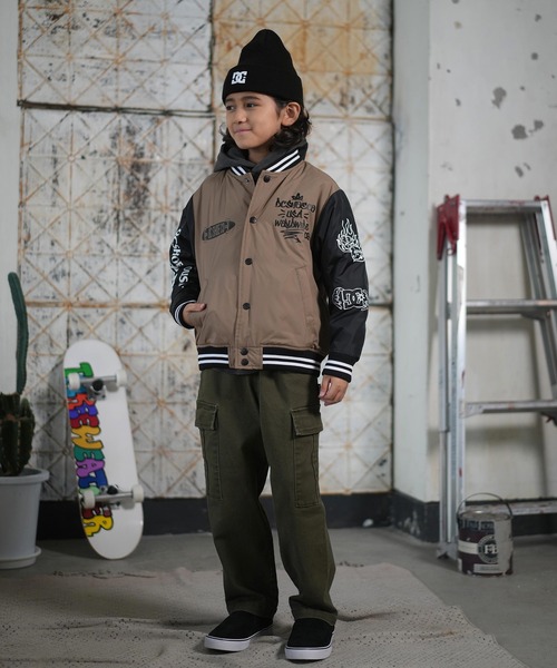 DC（ディーシー）の「DC/ディーシー アウター スタジャン キッズ スタジアム ジャケット 中綿 25 KD VARSITY JACKET YJK254505（スタジャン・キッズ・ベージュ/ブラック・130cm/140cm/150cm/160cm）」の14枚目の写真