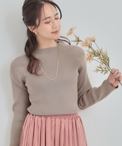 SHOO・LA・RUE(シューラルー)の「【絶妙なゆるピタ/洗濯機可】ちくちくしにくい リブハイネックやわらかニット(ニット/セーター・レディース・オフホワイト/ブラック/オレンジ/イエロー/ベージュ/ブルー・03/02/01/04)」の4枚目の写真