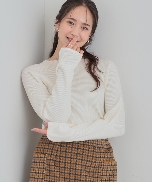 SHOO・LA・RUE(シューラルー)の「【絶妙なゆるピタ/洗濯機可】ちくちくしにくい リブハイネックやわらかニット(ニット/セーター・レディース・オフホワイト/ブラック/オレンジ/イエロー/ベージュ/ブルー・03/02/01/04)」の3枚目の写真