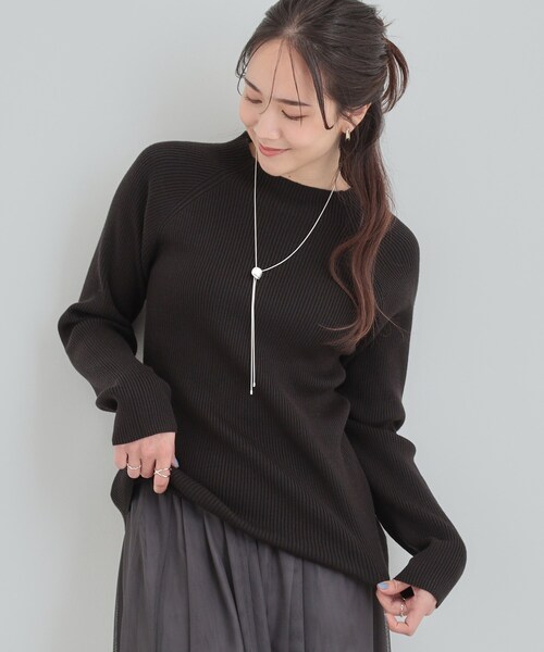 SHOO・LA・RUE(シューラルー)の「【絶妙なゆるピタ/洗濯機可】ちくちくしにくい リブハイネックやわらかニット(ニット/セーター・レディース・オフホワイト/ブラック/オレンジ/イエロー/ベージュ/ブルー・03/02/01/04)」の1枚目の写真