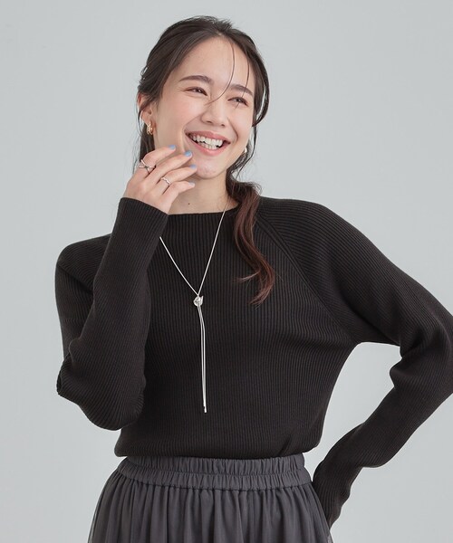 SHOO・LA・RUE(シューラルー)の「【絶妙なゆるピタ/洗濯機可】ちくちくしにくい リブハイネックやわらかニット(ニット/セーター・レディース・オフホワイト/ブラック/オレンジ/イエロー/ベージュ/ブルー・03/02/01/04)」の11枚目の写真