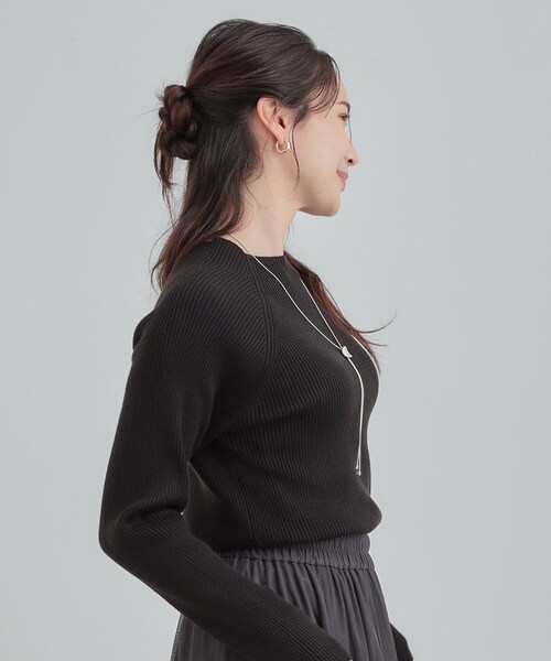 SHOO・LA・RUE(シューラルー)の「【絶妙なゆるピタ/洗濯機可】ちくちくしにくい リブハイネックやわらかニット(ニット/セーター・レディース・オフホワイト/ブラック/オレンジ/イエロー/ベージュ/ブルー・03/02/01/04)」の10枚目の写真