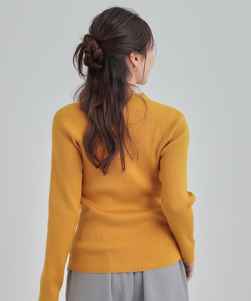 SHOO・LA・RUE(シューラルー)の「【絶妙なゆるピタ/洗濯機可】ちくちくしにくい リブハイネックやわらかニット(ニット/セーター・レディース・オフホワイト/ブラック/オレンジ/イエロー/ベージュ/ブルー・03/02/01/04)」の15枚目の写真