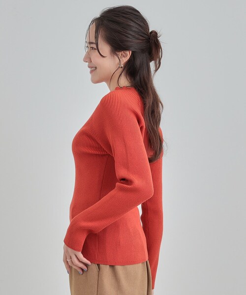 SHOO・LA・RUE（シューラルー）の「【絶妙なゆるピタ/洗濯機可】ちくちくしにくい リブハイネックやわらかニット（ニット/セーター・レディース・オフホワイト/ブラック/オレンジ/イエロー/ベージュ/ブルー・03/02/01/04）」の22枚目の写真