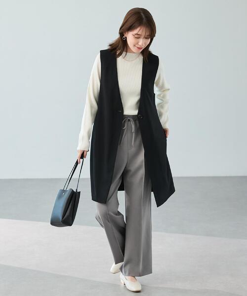 SHOO・LA・RUE（シューラルー）の「【絶妙なゆるピタ/洗濯機可】ちくちくしにくい リブハイネックやわらかニット（ニット/セーター・レディース・オフホワイト/ブラック/オレンジ/イエロー/ベージュ/ブルー・03/02/01/04）」の8枚目の写真