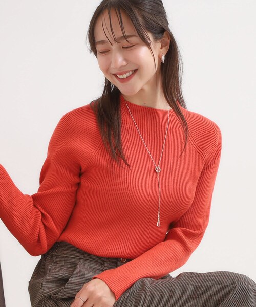 SHOO・LA・RUE(シューラルー)の「【絶妙なゆるピタ/洗濯機可】ちくちくしにくい リブハイネックやわらかニット(ニット/セーター・レディース・オフホワイト/ブラック/オレンジ/イエロー/ベージュ/ブルー・03/02/01/04)」の8枚目の写真