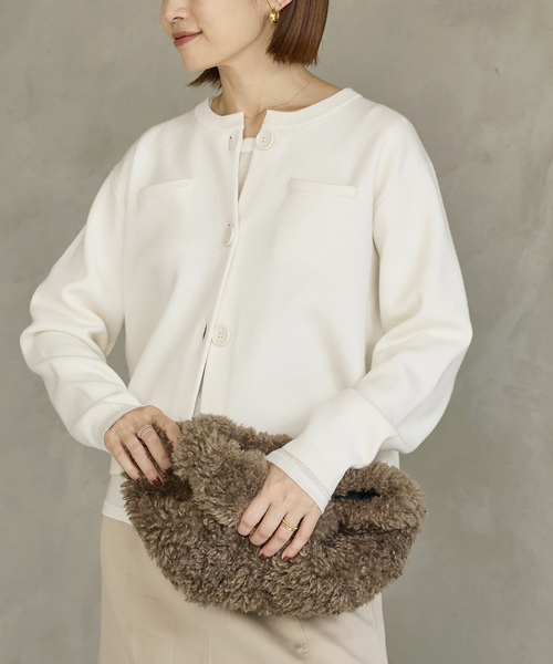 IENA（イエナ）の「《追加》スーパーファインスムースクルーカーディガン（カーディガン/ボレロ・レディース・チョコ/アイボリー/レッド・FREE）」の11枚目の写真