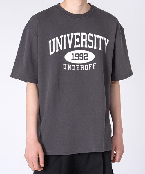 UNDEROFF（アンダーオフ）の「オーバーサイズクルーネックユニバーシティ半袖Tシャツダークグレー（Tシャツ/カットソー・レディース・ダークグレー・SMALL/MEDIUM/LARGE/X-LARGE）」の2枚目の写真