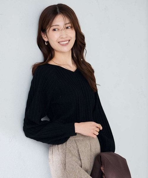 a.v.v(アーヴェヴェ)の「プリーツライクVネックニット(ニット/セーター・レディース・グレー系その他/ブラック/レッド・36/38/40)」の2枚目の写真