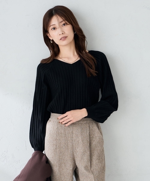 a.v.v(アーヴェヴェ)の「プリーツライクVネックニット(ニット/セーター・レディース・グレー系その他/ブラック/レッド・36/38/40)」の16枚目の写真