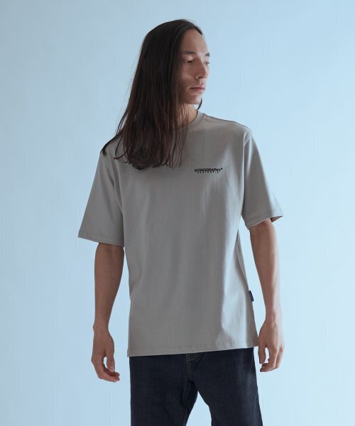 ICONOGRAPHY（アイコノグラフィー）の「LONDON ADDRESS VOLUME PRINT GR（Tシャツ/カットソー・メンズ・グレー・LARGE）」の2枚目の写真