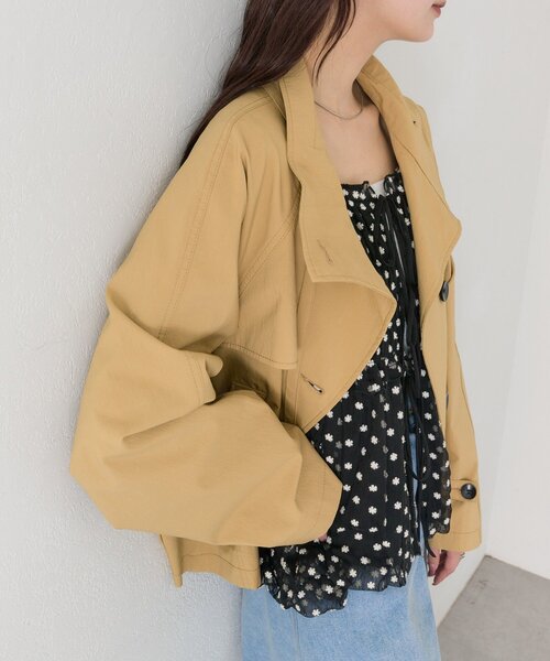 mystic（ミスティック）の「【3色展開/シワになりにくい】スタンドカラーショートトレンチ（トレンチコート・レディース・アイボリー/ベージュ/キャメル・FREE）」の4枚目の写真