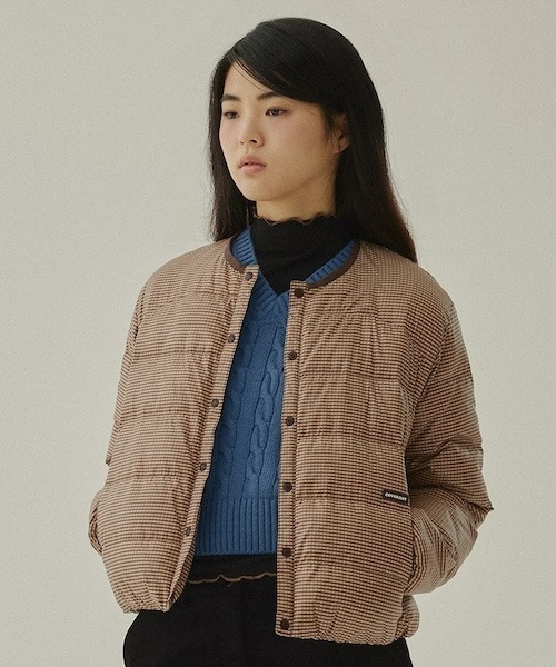 COVERNAT（カバーナット）の「RDS WOMEN'S COVERLITE CHECK PRINT COLLARLESS DOWN JUMPER（ダウンジャケット/コート・レディース・ブラウン・MEDIUM/SMALL）」の5枚目の写真