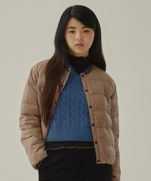 COVERNAT（カバーナット）の「RDS WOMEN'S COVERLITE CHECK PRINT COLLARLESS DOWN JUMPER（ダウンジャケット/コート・レディース・ブラウン・MEDIUM/SMALL）」の4枚目の写真