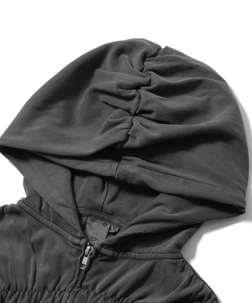 X-girl(エックスガール)の「FADED SHIRRED COMPACT ZIP UP HOODIE(パーカー・レディース・グレー/ブラック・ONE SIZE)」の4枚目の写真