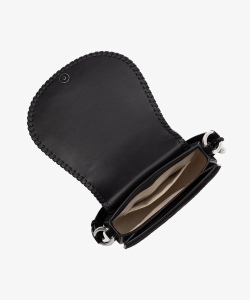 MICHAEL KORS(マイケルコース)の「JOSIE レザー サドル フラップ クロスボディ ミディアム(ショルダーバッグ・レディース・ブラック・FREE)」の2枚目の写真