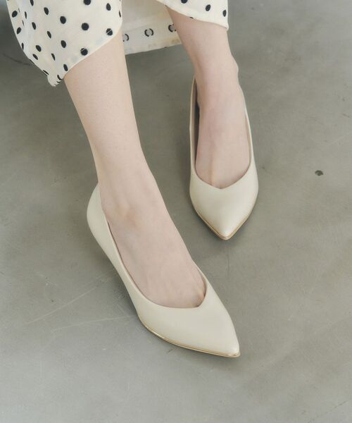 YECCA VECCA(イェッカヴェッカ)の「メタルラインパンプス(パンプス・レディース・ライトベージュ/シルバー/アイボリー・24.5cm/23.5cm/22.5cm)」の1枚目の写真