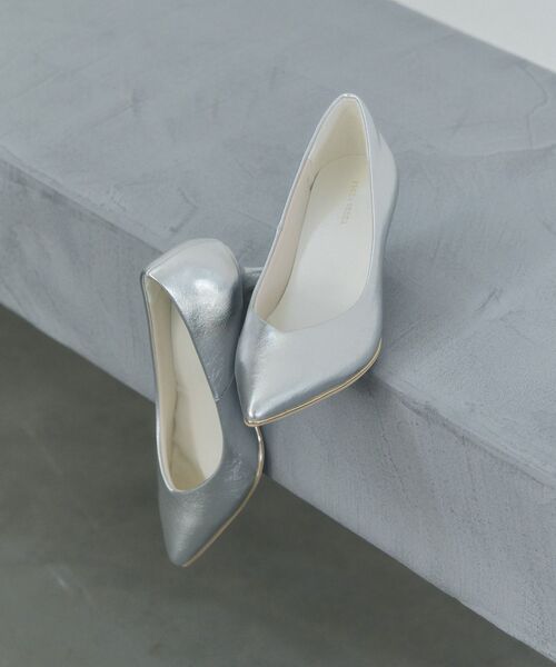 YECCA VECCA(イェッカヴェッカ)の「メタルラインパンプス(パンプス・レディース・ライトベージュ/シルバー/アイボリー・24.5cm/23.5cm/22.5cm)」の3枚目の写真