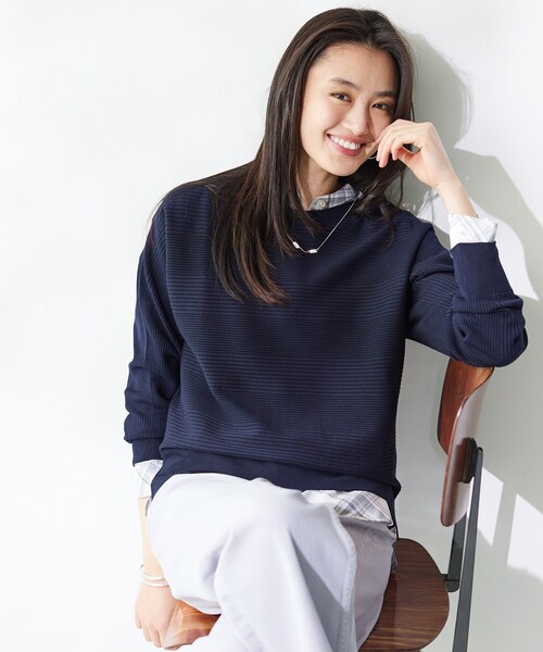 INDIVI(インディヴィ)の「【洗える/キレイ色】体型カバー無縫製ニット(ニット/セーター・レディース・ネイビー/ブルー/オフホワイト/ライトグレー/イエロー系その他・13/05/38/15 /34/19)」の1枚目の写真