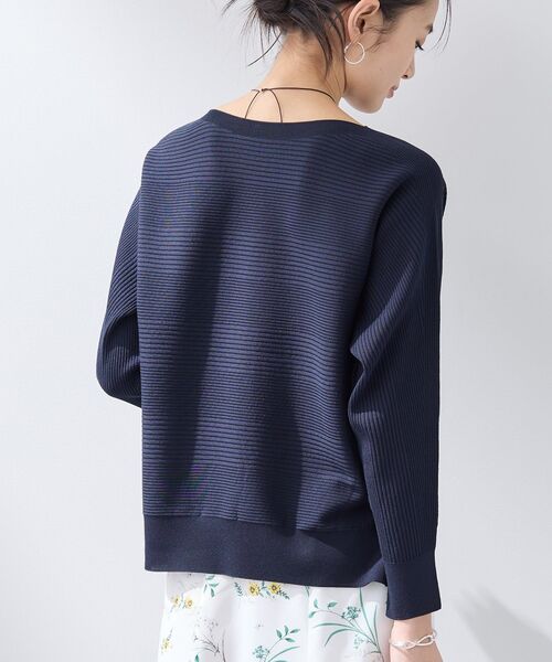 INDIVI(インディヴィ)の「【洗える/キレイ色】体型カバー無縫製ニット(ニット/セーター・レディース・ネイビー/ブルー/オフホワイト/ライトグレー/イエロー系その他・13/05/38/15 /34/19)」の6枚目の写真