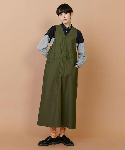 FRAPBOIS（フラボア）の「バックサテン ジャンパースカート（ジャンパースカート・レディース・ベージュ/グリーン・1/0）」の2枚目の写真