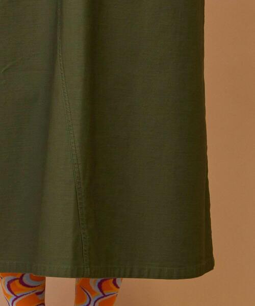 FRAPBOIS（フラボア）の「バックサテン ジャンパースカート（ジャンパースカート・レディース・ベージュ/グリーン・1/0）」の4枚目の写真