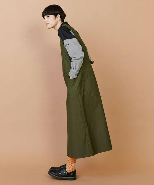 FRAPBOIS（フラボア）の「バックサテン ジャンパースカート（ジャンパースカート・レディース・ベージュ/グリーン・1/0）」の6枚目の写真