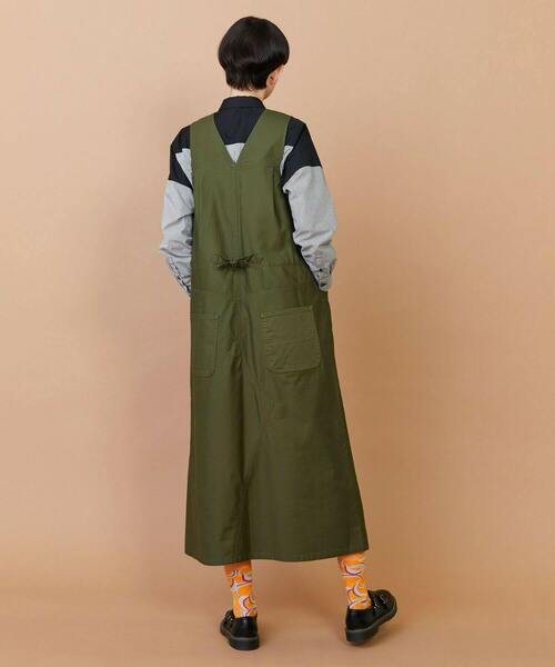 FRAPBOIS（フラボア）の「バックサテン ジャンパースカート（ジャンパースカート・レディース・ベージュ/グリーン・1/0）」の7枚目の写真