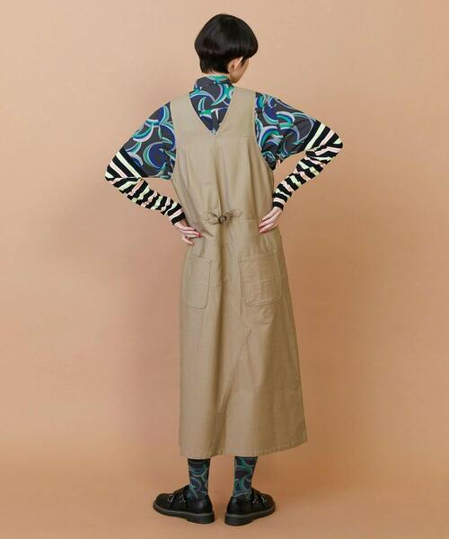 FRAPBOIS（フラボア）の「バックサテン ジャンパースカート（ジャンパースカート・レディース・ベージュ/グリーン・1/0）」の11枚目の写真