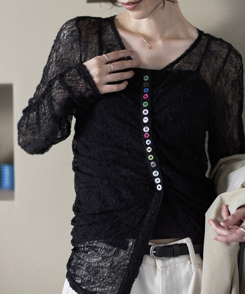 Firsthand(ファーストハンド)の「Firsthand/ファーストハンド メニーボタン レース シャーリング カーディガン(ニット/セーター・レディース・オフホワイト/サックスブルー/ブラック・FREE)」の3枚目の写真