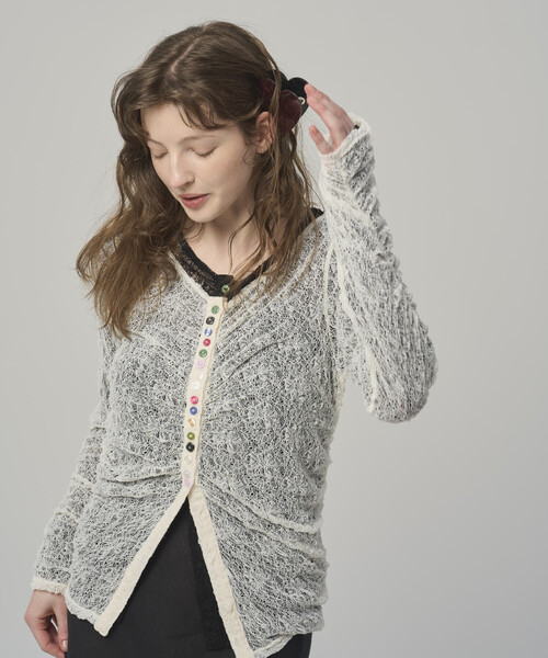 Firsthand(ファーストハンド)の「Firsthand/ファーストハンド メニーボタン レース シャーリング カーディガン(ニット/セーター・レディース・オフホワイト/サックスブルー/ブラック・FREE)」の4枚目の写真