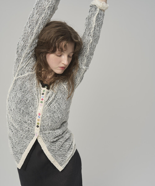 Firsthand(ファーストハンド)の「Firsthand/ファーストハンド メニーボタン レース シャーリング カーディガン(ニット/セーター・レディース・オフホワイト/サックスブルー/ブラック・FREE)」の5枚目の写真