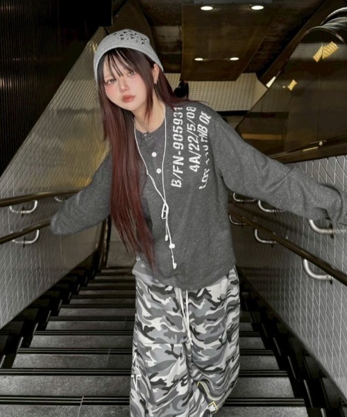 Never mind the XU（ネバーマインドザエックスユー）の「【Never mind the XU】waffle henley long sleeve / 【ネバーマインド ザ エックスユー】ワッフルヘンリー長袖Tシャツ（Tシャツ/カットソー・メンズ・ブラウン/チャコール/ホワイト/ブラック・ONE SIZE）」の20枚目の写真