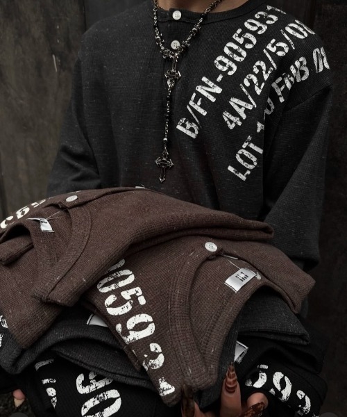 Never mind the XU(ネバーマインドザエックスユー)の「【Never mind the XU】waffle henley long sleeve / 【ネバーマインド ザ エックスユー】ワッフルヘンリー長袖Tシャツ(Tシャツ/カットソー・メンズ・ブラウン/チャコール/ホワイト/ブラック・ONE SIZE)」の15枚目の写真