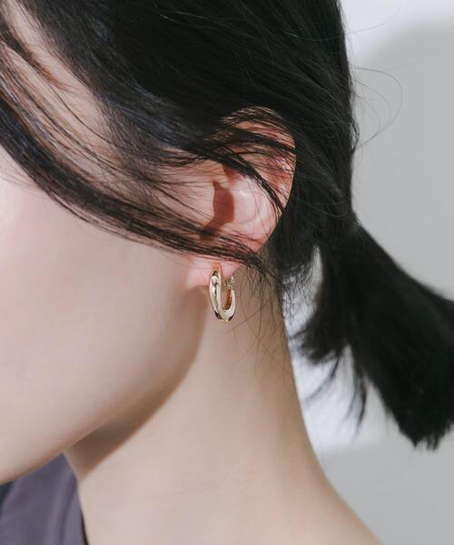 SMELLY(スメリー)の「メタルカーブフープイヤリング(イヤリング・レディース・ゴールド/シルバー・-)」の1枚目の写真