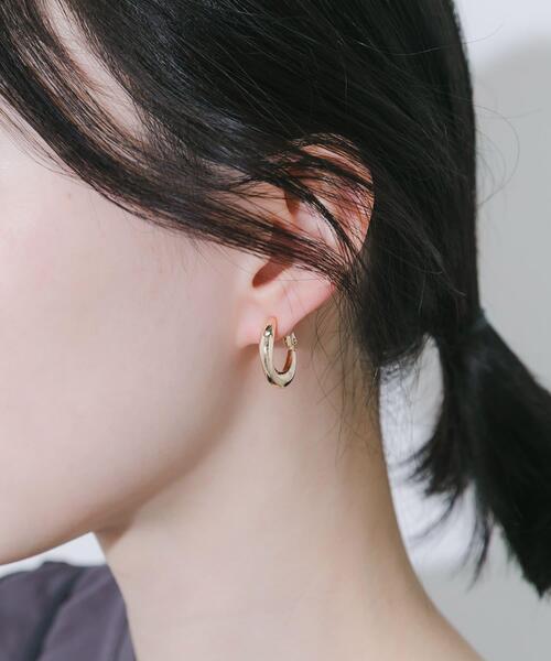 SMELLY(スメリー)の「メタルカーブフープイヤリング(イヤリング・レディース・ゴールド/シルバー・-)」の3枚目の写真