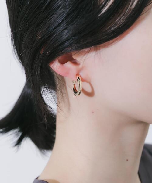 SMELLY(スメリー)の「メタルカーブフープイヤリング(イヤリング・レディース・ゴールド/シルバー・-)」の4枚目の写真