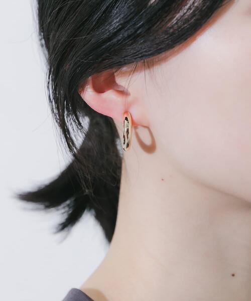 SMELLY(スメリー)の「メタルカーブフープイヤリング(イヤリング・レディース・ゴールド/シルバー・-)」の5枚目の写真