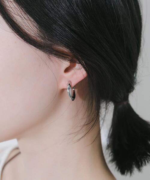 SMELLY(スメリー)の「メタルカーブフープイヤリング(イヤリング・レディース・ゴールド/シルバー・-)」の11枚目の写真